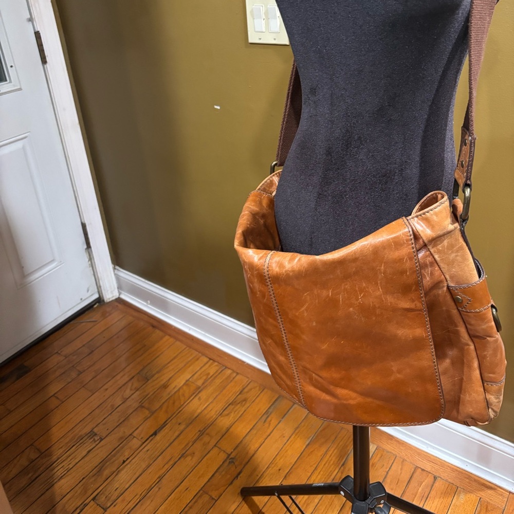 VTG Fossil Cognac  Leather Messenger Bag with long adjustable strap. Unisex